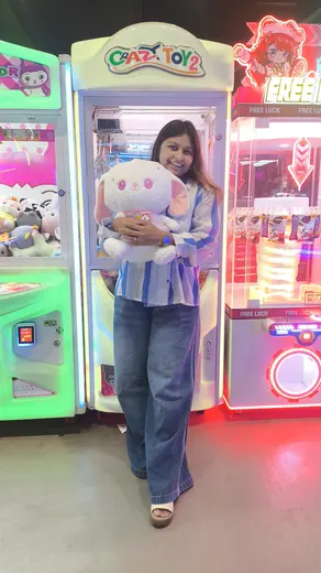 BounceUp winner with their prize